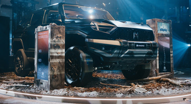 Dongfeng al Teatro Alcione di Milano con un fuoristrada da 206.900 euro e una berlina che percorre 1.400 km