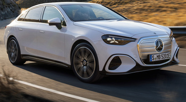 Mercedes Classe C elettrica: 800 km di autonomia, Cx di 0,22, schermo da 39,1 pollici e scatto 0-100 km/h in 4"
