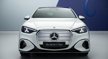 Mercedes Classe C, la berlina con la stella diventa elettrica