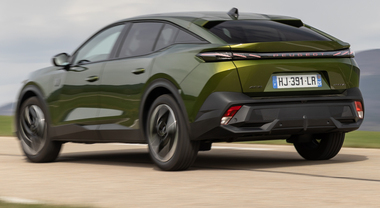 Peugeot 408, l'originale fastback del Leone si rinnova dentro e fuori. &Egrave; mild hybrid, plug-in e 100% elettrica