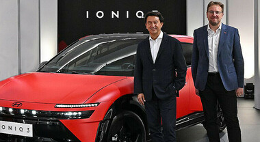 Hyundai Ioniq 3, il crossover EV su misura per l'Europa svelato al Milano Design Week. Presente anche il ceo Munoz