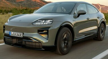 ​Porsche, la Cayenne Electric &egrave; anche Coup&egrave;. Anteprima mondiale al Salone di Pechino. In gamma tre varianti