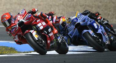 Marquez protagonisti a Jerez: Marc a gambe all'aria, Alex vince da dominatore. Bezzecchi allunga nel Mondiale