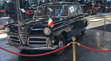 Rare auto storiche (e non solo) tra i treni del museo FS. Aperta fino al 17 maggio la mostra di Pietrarsa