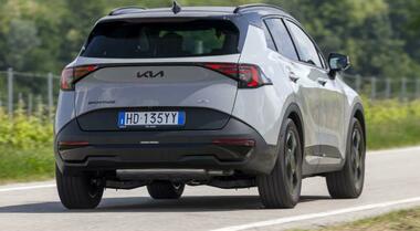 Sportage TriFuel, la formula magica Kia abbina benzina, full-hybrid e Gpl. Ha 237 cavalli e offre 1.500 km di autonomia