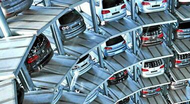 Germania, emissioni di Co2 sotto i 100 g/km in aprile: volumi elettrici al 26%, elettrificati al 65%. Decolla Aston Martin, +1.650%