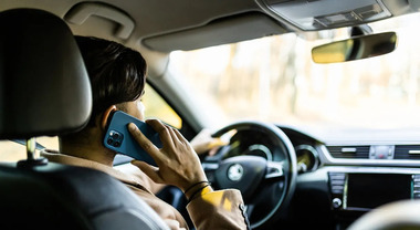 Sicurezza stradale, il 76% dei romani pensa di dover ripassare il Codice strada. Il 53% usa il telefono alla guida