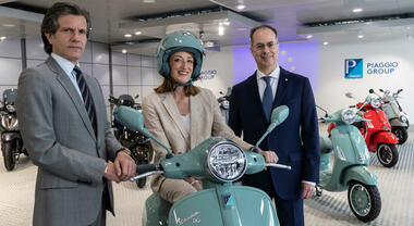 Ue, Presidente del Parlamento europeo in visita alla Piaggio. Roberta Metsola sale su una Vespa
