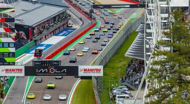 Lamborghini Arena, la seconda edizione &egrave; un successo: oltre 7mila persone e 450 vetture a Imola