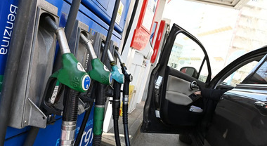 Carburanti, il gasolio self sulla rete stradale sotto i 2 euro (1,997). La benzina stabile a 1,929 euro al litro