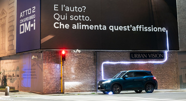 BYD illumina Milano: la Atto 2 DM-i alimenta una maxi-affissione con il Veichle to Load