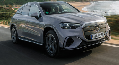 Mercedes-Benz GLC elettrica, la bestseller cambia pelle: 715 km di autonomia, lusso digitale e il nuovo volto del marchio