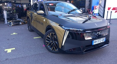 Primo "giro" da passeggero sul Suv elettrico DS N&deg;7 sul circuito di Monaco, il lusso francese che arriva dall'Italia