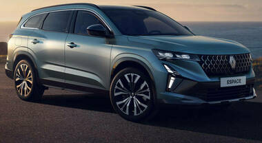 Renault Espace 2026: il Suv full hybird da 200 cv si rinnova tra spazio, tecnologia e comfort