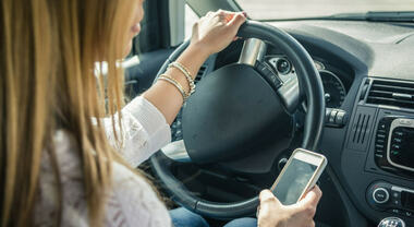 Anas, ricerca: solo 40% guidatori usa correttamente cellulare in auto. Norme monopattini troppo permissive