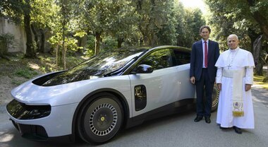 Ferrari, la nuova Luce presentata a Papa Leone XIV a Castelgandolfo