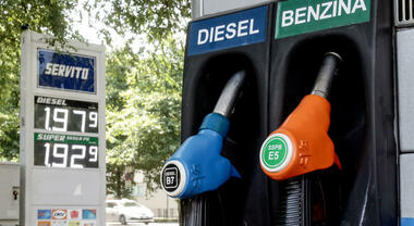 Carburanti, taglio accise prorogato al 3 luglio. Sul diesel sconto dimezzato