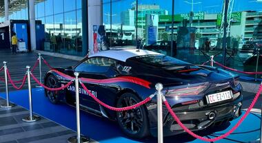 La Maserati dei Carabinieri "sbarca&rdquo; a Fiumicino: ecco la supercar MCPURA