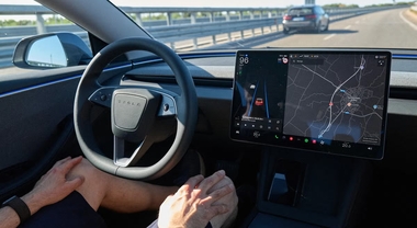 Belgio, governo autorizza il sistema di guida assistita di Tesla. Via libera al Full self-driving