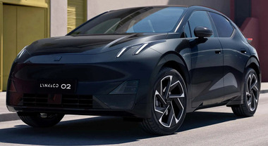 Lynk & Co 02, per il my 2027 pi&ugrave; comfort e funzionalit&agrave;. Crossover coup&egrave; Ev ha software pi&ugrave; rapido e &ldquo;comunica&rdquo; con l'esterno