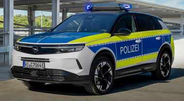 Opel Grandland mette la divisa della Polizia tedesca. Il Suv del fulmine allestito da auto di pattuglia