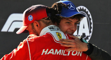 Antonelli-Hamilton, un nuovo duello in F1: il pilota pi&ugrave; vincente della storia sfida il giovane fenomeno per il titolo mondiale
