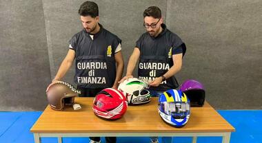 Guardia di Finanza sequestra 1.300 caschi da moto e bici contraffatti. Sigilli anche alla linea di produzione
