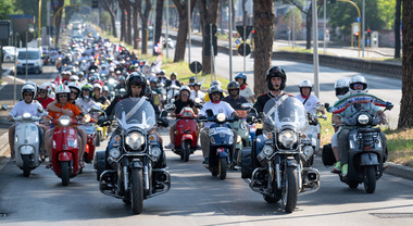 Piaggio, a Roma sfilata di 25mila Vespa da 67 Paesi. Il raduno dell'icona pi&ugrave; grande mai organizzato