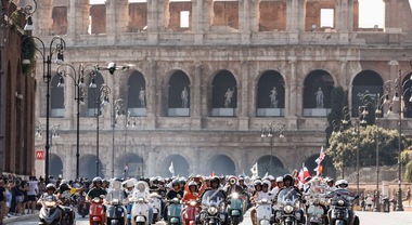 25.000 Vespa da 67 Paesi sfilano per Roma