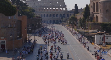 25.000 Vespa da 67 Paesi sfilano per Roma, &egrave; il radun pi&ugrave; grande mai realizzato nella storia