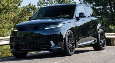 Range Rover, la Sport SV Black Edition, il fascino dark che nasconde un V8 biturbo: velocit&agrave; 290 km/h
