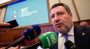 Salvini: &laquo;7 mila bimbi feriti per mancato allaccio seggiolino in auto, inaccettabile&raquo;. E presenta nuovo spot sui minori del Mit