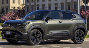 Suzuki, la Vitara elettrica offre comfort e spazio eccellente. L'abitacolo &egrave; progettato per offrire un&rsquo;esperienza premium