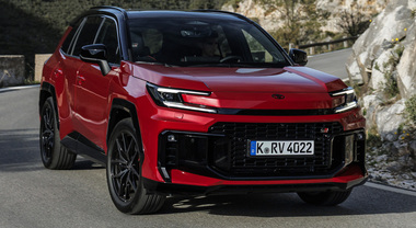 Toyota, nella RAV4 spicca la guida ottimizzata con tecnologia &ldquo;geo-fencing&rdquo;. Produzione in Giappone e listino da 53.700 euro