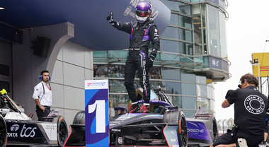 FE, Wehrlein (Porsche) parte dalla pole, domina l'E-Prix di Shanghai e riapre il mondiale: Evans (Jaguar), 8/o, &egrave; a soli 3 punti