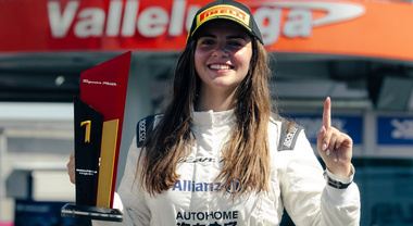 Porsche Taycan Championship, a Vallelunga primo trionfo di Federica Levy davanti al padre Andrea. Nella Carrera Cup tanti colpi di scena