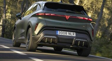 Cupra Raval: forme aggressive, comportamento dinamico da auto sportiva ma dentro comfort e tecnologia sorprendono