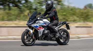 BMW R 1300 RS, &egrave; possibile viaggiare in prima classe con &ldquo;una sportiva&rdquo;? La risposta nella nostra prova