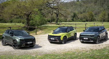 Jeep Avenger 2026, su strada la B-Suv diventa pi&ugrave; adulta. La bestseller europea aggiorna stile, interni e motori