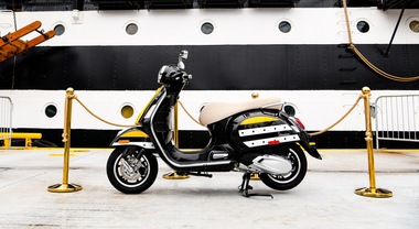 Vespa incontra l'Amerigo Vespucci a New York. Per l'occasione debutta un esemplare unico