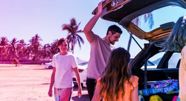 Noleggio auto, l&rsquo;estate 2026 viaggia elettrificata: ibride ed elettriche al 54%