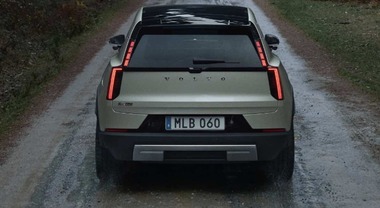 Volvo , via alle consegne in Europa dell'elettrica EX60. Disponibile a 2 o a 4 ruote motrici, arriva a 810 km di autonomia