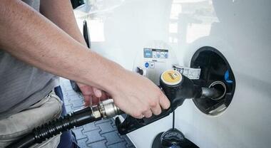 Gasolio alle stelle in Puglia: +12% in 20 giorni. Automobilisti infuriati: «Le vacanze meglio in treno»