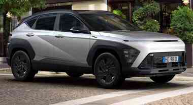 Hyundai Kona debutta nell'allestimento Dark Line. Il Suv compatto si veste di nuovi elementi estetici e contenuti esclusivi