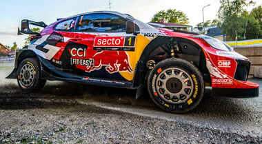 Wrc, dalla coppia Hyundai al poker Toyota in testa al rally di Finlandia: Ogier davanti a tutti. Nel Wrc2 attardate le Lancia