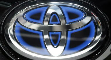 Toyota, utile trimestrale record, rialza le stime annue. Nel primo semestre 2026 per&ograve; vendite globali scese del 2,8%