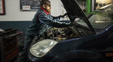 Carburanti: a Roma boom di motori con benzina annacquata, i meccanici della Capitale &ldquo;mai visti tanti casi in 50 anni&rdquo;