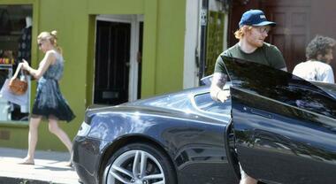 Ed Sheeran multato per la sua Aston Martin d'epoca in officina senza assicurazione