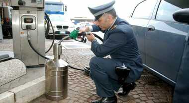 Carburanti, controlli su prodotti allungati o annacquati. Urso: &laquo;Agito con tempestivit&agrave; contro speculazioni e frodi&raquo;