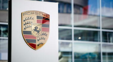 Porsche, conti in rosso: 2,2 mld di perdite nel semestre. Svalutazione partecipazione nel gruppo VW ha portato il marchio in perdita